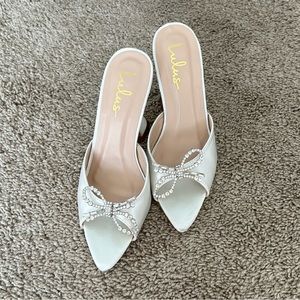 🗣️Please help! ISO for my bridal shower in size 8.5!!!!